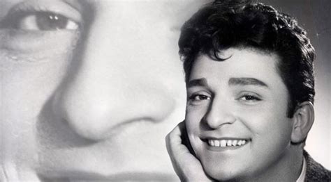 Zeki Müren's Mysterious Disappearance: A Turkish Entertainment Enigma!